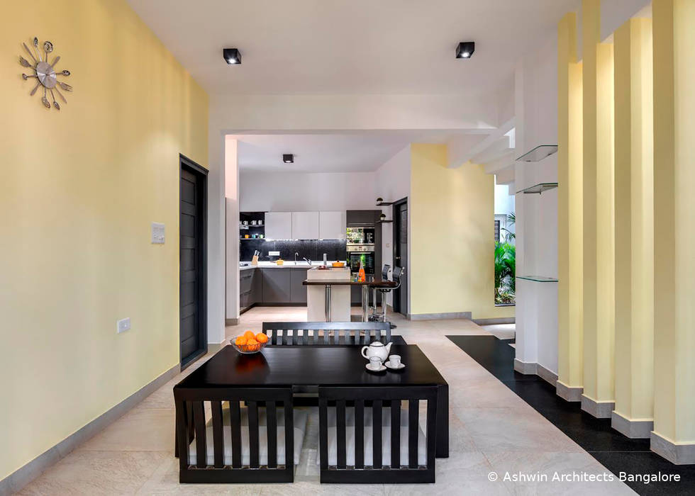 50×80 House South West Corner | Inspiring Elevation Design, Interiors | Lincon’s Villa, Ashwin Architects In Bangalore Ashwin Architects In Bangalore Comedores de estilo moderno