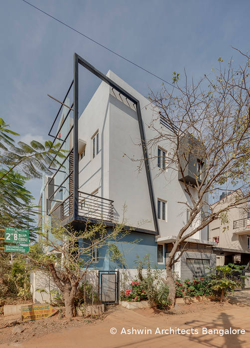 50×80 House South West Corner | Inspiring Elevation Design, Interiors | Lincon’s Villa, Ashwin Architects In Bangalore Ashwin Architects In Bangalore Rumah Modern
