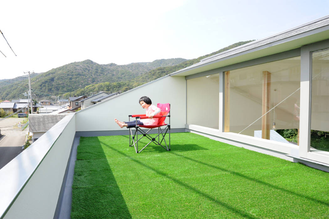 HILL HOUSE, モノスタ’70 モノスタ’70 Modern balcony, veranda & terrace