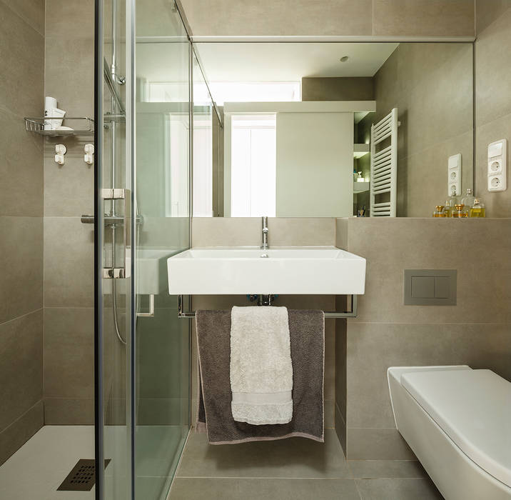 Reforma Baño en Vivienda Sezam Studio Baños de estilo escandinavo Cerámico baño,ducha,blanco,gris,porcelanico,madera