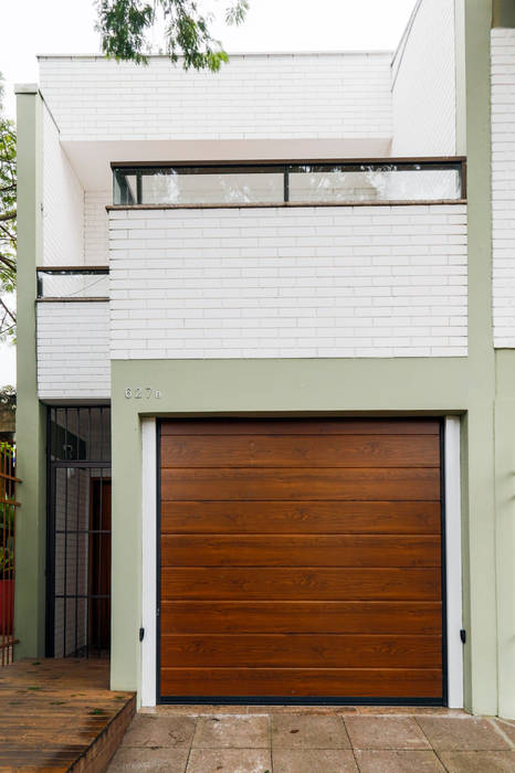 Fachada Graziela Alessio Arquitetura Casas familiares Cerâmica casa,fachada,madeira,branca,terraço