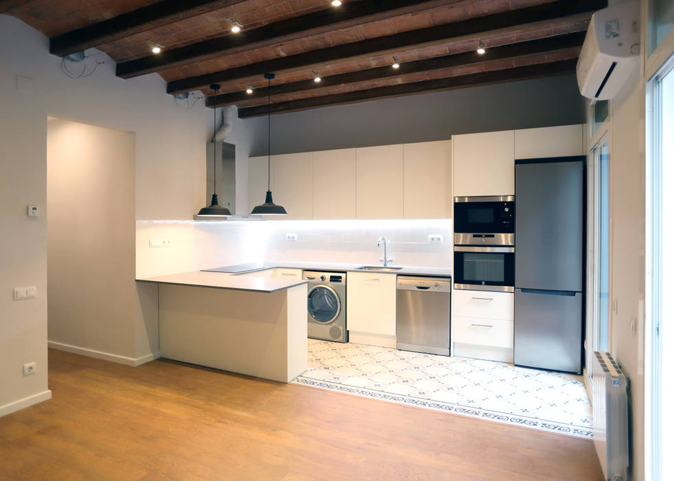 Reforma integral en calle Ausiàs Marc, Grupo Inventia Grupo Inventia Built-in kitchens Wood-Plastic Composite