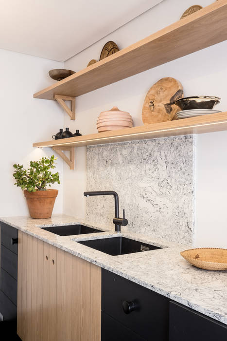 Project: Volstruis Ave, Yzerfontein, de Beyer Design Studio de Beyer Design Studio Kitchen Scullery,Pantry,Kitchen,Kitchen Sink,Sanware,potted plants,double sink,marble,custom-made shelves