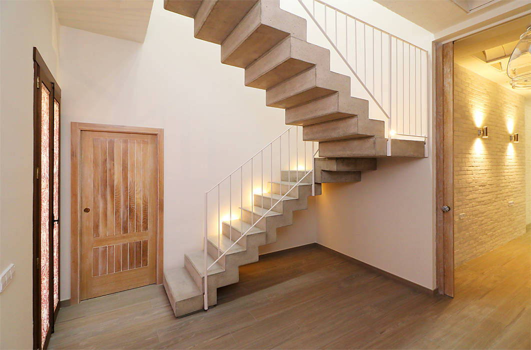 Vivienda La Pobla de Vallbona, linkehome arquitectura linkehome arquitectura Stairs کنکریٹ