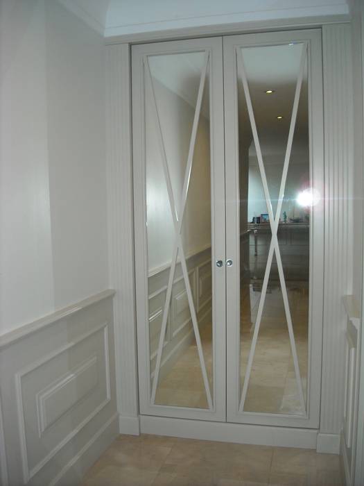 Coat Closet in Hallway with panelling CKW Lifestyle Associates PTY Ltd Eclectic style corridor, hallway & stairs Wood Wood effect