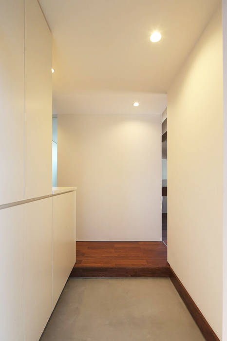 eternally, *studio LOOP 建築設計事務所 *studio LOOP 建築設計事務所 Modern Corridor, Hallway and Staircase