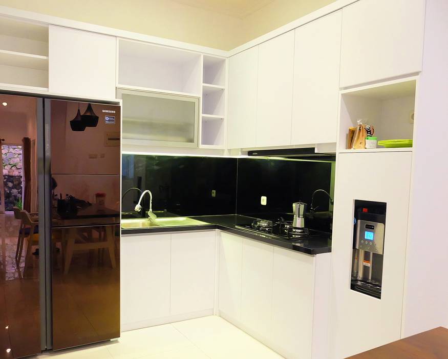 homify Kitchen Plywood Cabinets & shelves