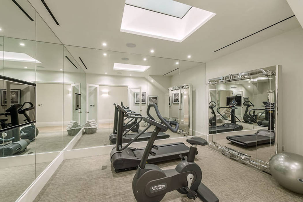 Basement - Gym Conversion SJ Construction London Palestra in stile moderno basement conversion