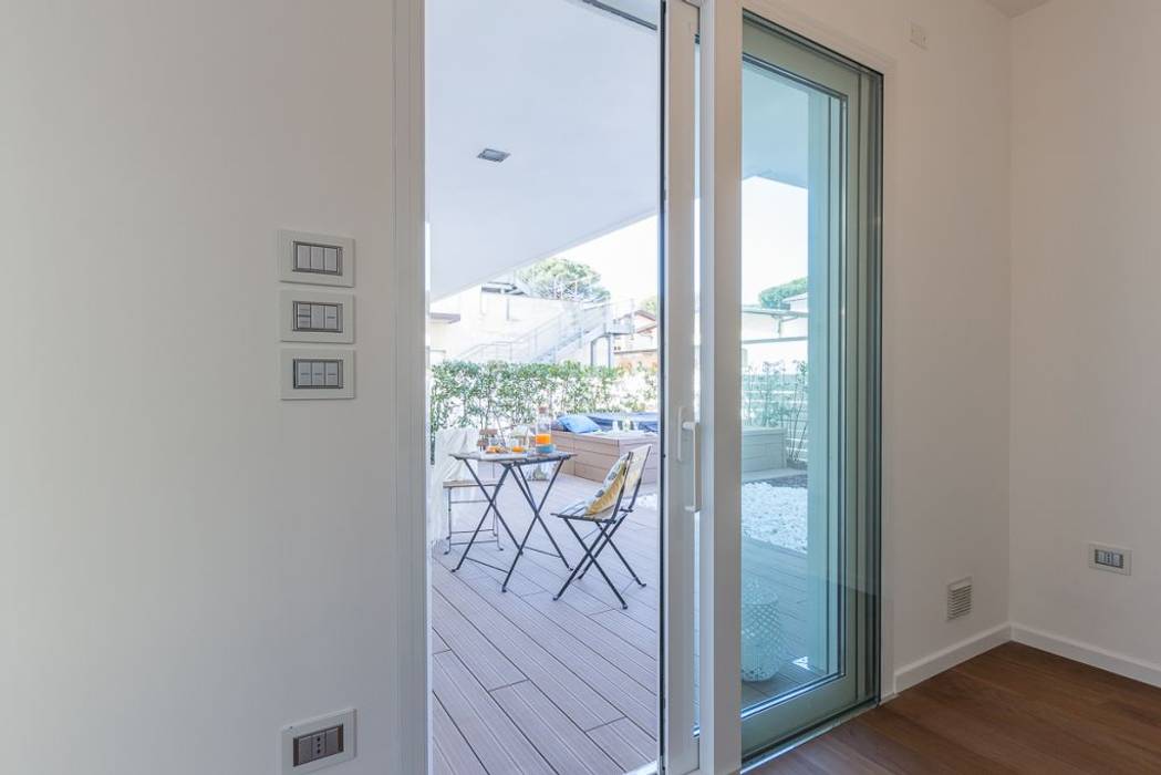 Home Staging per la vendita a Milano Marittima, Anna Leone Architetto Home Stager Anna Leone Architetto Home Stager Minimalist windows & doors