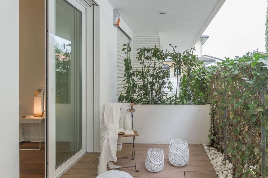 Home Staging per la vendita a Milano Marittima Anna Leone Architetto Home Stager Balcone, Veranda & Terrazza in stile minimalista