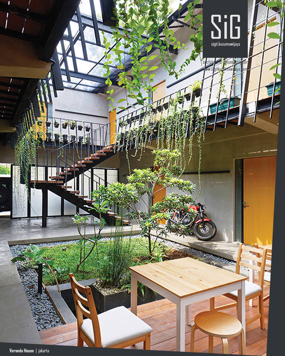 Rumah Beranda - Green Boarding House, sigit.kusumawijaya | architect & urbandesigner sigit.kusumawijaya | architect & urbandesigner Tropical style balcony, veranda & terrace Wood Wood effect
