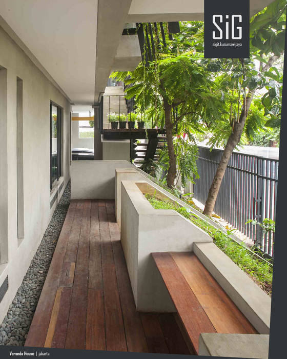 Rumah Beranda - Green Boarding House, sigit.kusumawijaya | architect & urbandesigner sigit.kusumawijaya | architect & urbandesigner Koridor & Tangga Tropis Kayu Wood effect