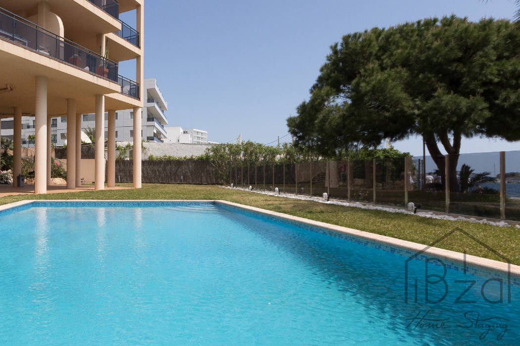 HOME STAGING APARTAMENTO EN PLAYA D'EN BOSSA - IBIZA ROX & IRE IBIZA SL Piscinas de estilo mediterráneo