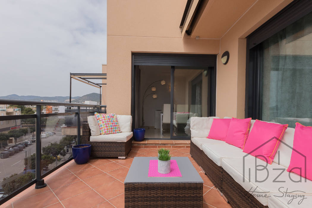 HOME STAGING APARTAMENTO EN PLAYA D'EN BOSSA - IBIZA ROX & IRE IBIZA SL Balcones y terrazas de estilo mediterráneo