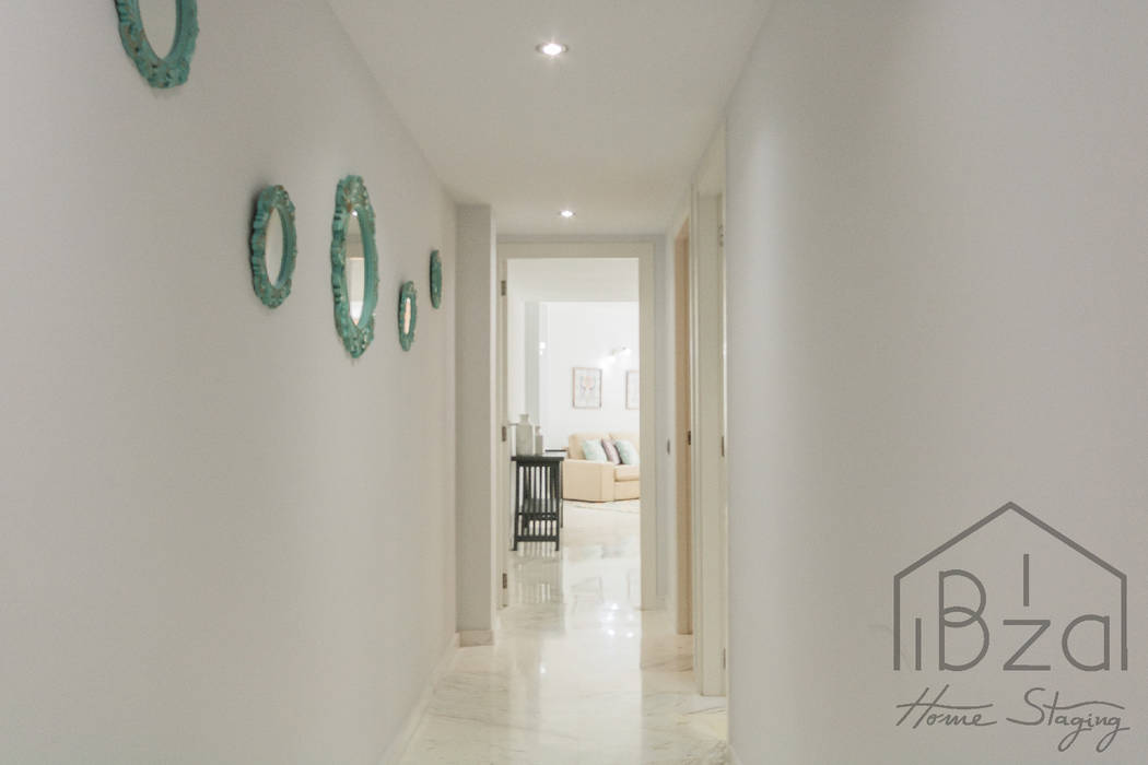 Home Staging Apartamento Edifico Bahía. Marina Botafoch, ROX & IRE IBIZA SL ROX & IRE IBIZA SL Mediterranean style corridor, hallway and stairs