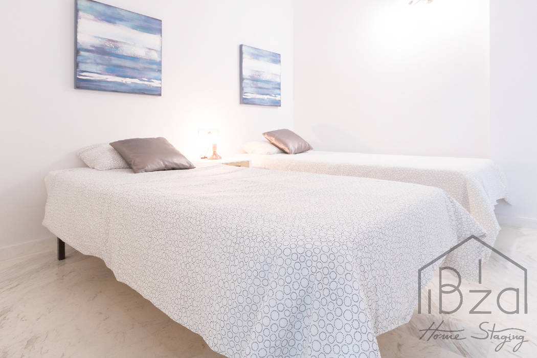 Home Staging Apartamento Edifico Bahía. Marina Botafoch, ROX & IRE IBIZA SL ROX & IRE IBIZA SL Kamar Tidur Gaya Mediteran