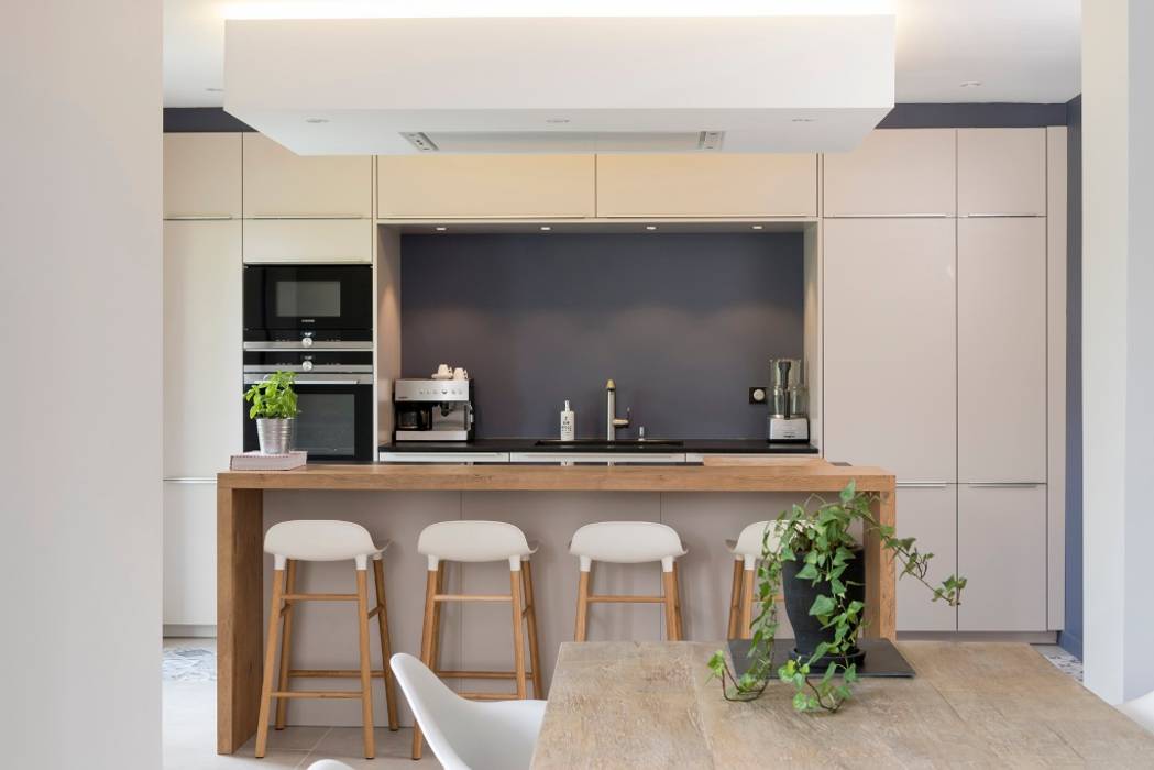 Un air de Famille, Rénow Rénow 地中海デザインの キッチン