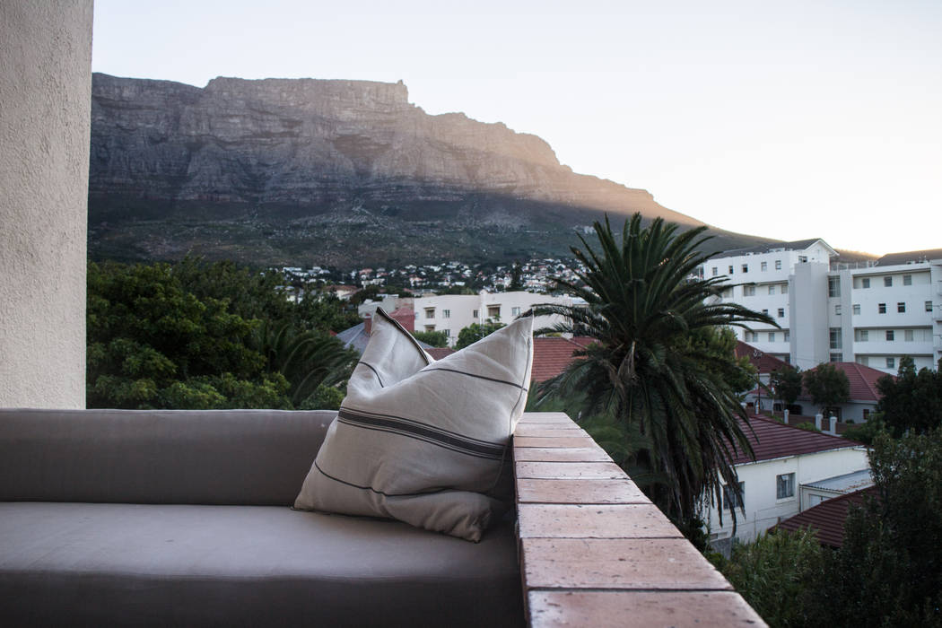 A Stunning and Modern Project in Copperhead, Cape Town, de Beyer Design Studio de Beyer Design Studio Modern balcony, veranda & terrace