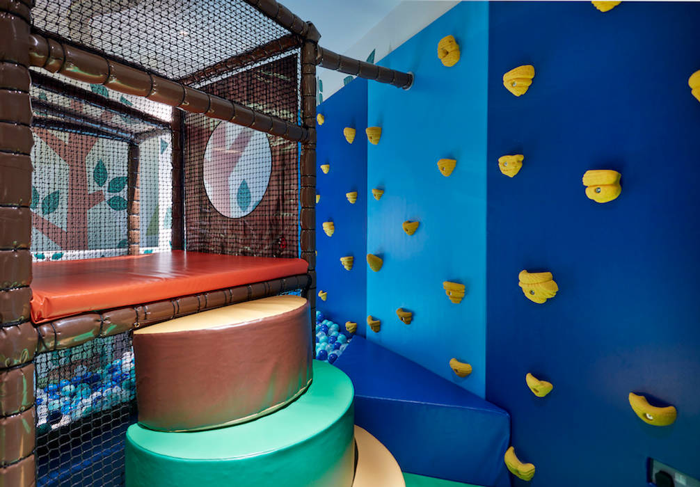 Climb the wall or the steps to enter the blue ball pool Tigerplay Phòng trẻ em phong cách chiết trung softplay,playroom,kids room,climbing wall,ball pool