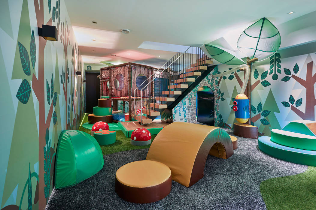 Soft stepping stones over soft artificial turf lead the way to the play structure Tigerplay غرفة الاطفال softplay,playroom,woodland theme,slide,ball pool,ball pit,wall art,turf