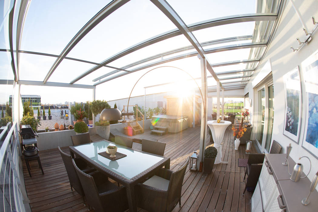 Terrassendachkonstruktion auf einer Dachterrasse mit Glas und Aluminium Schmidinger Wintergärten, Fenster & Verglasungen Moderner Balkon, Veranda & Terrasse Glas Terrassendach,Glasdach,Glasdächer,Glasdachkonstruktion,Wetterschutz,Windschutz,Glas