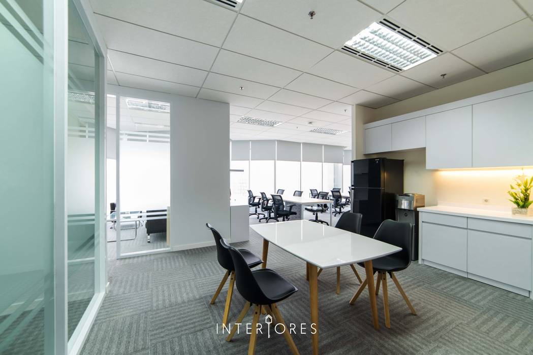 Area Diskusi/ Casual Meeting/ Ruang Makan INTERIORES - Interior Consultant & Build Ruang Komersial Kayu Lapis Modern,Minimal,Office,Kantor,Pantry,Dapur,Meeting,Rapat,White,Kantor & toko