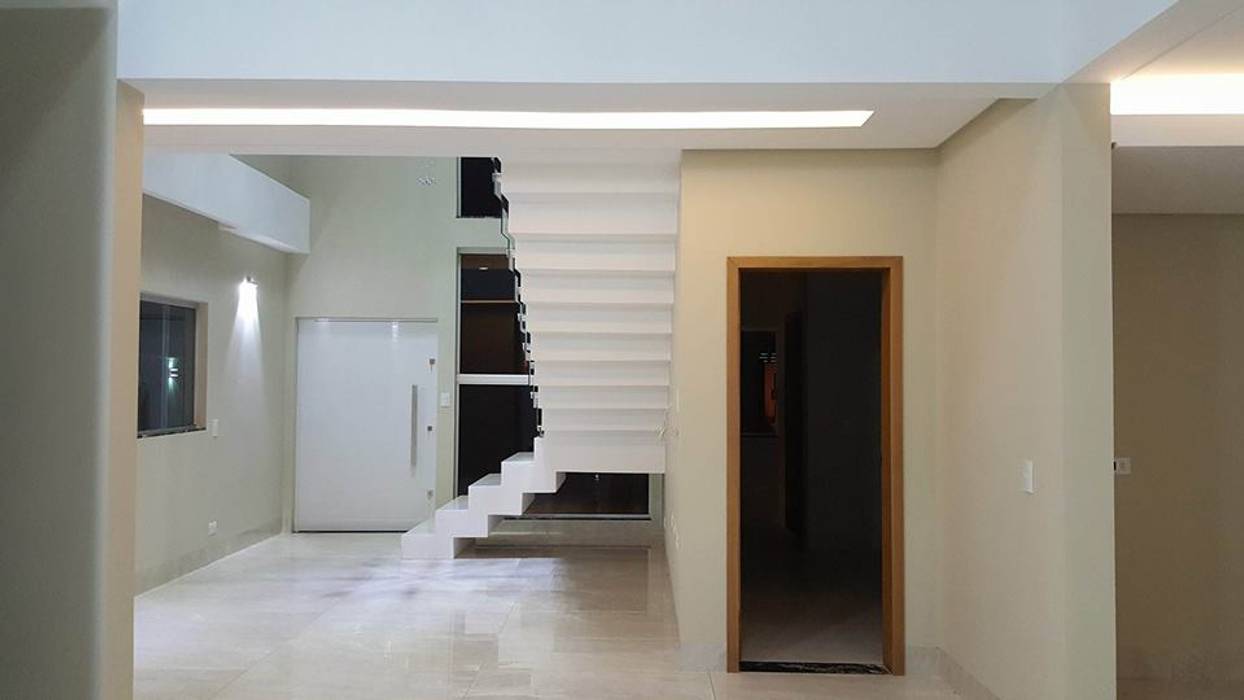 Sobrado em condomínio horizontal, Monteiro arquitetura e interiores Monteiro arquitetura e interiores Stairs