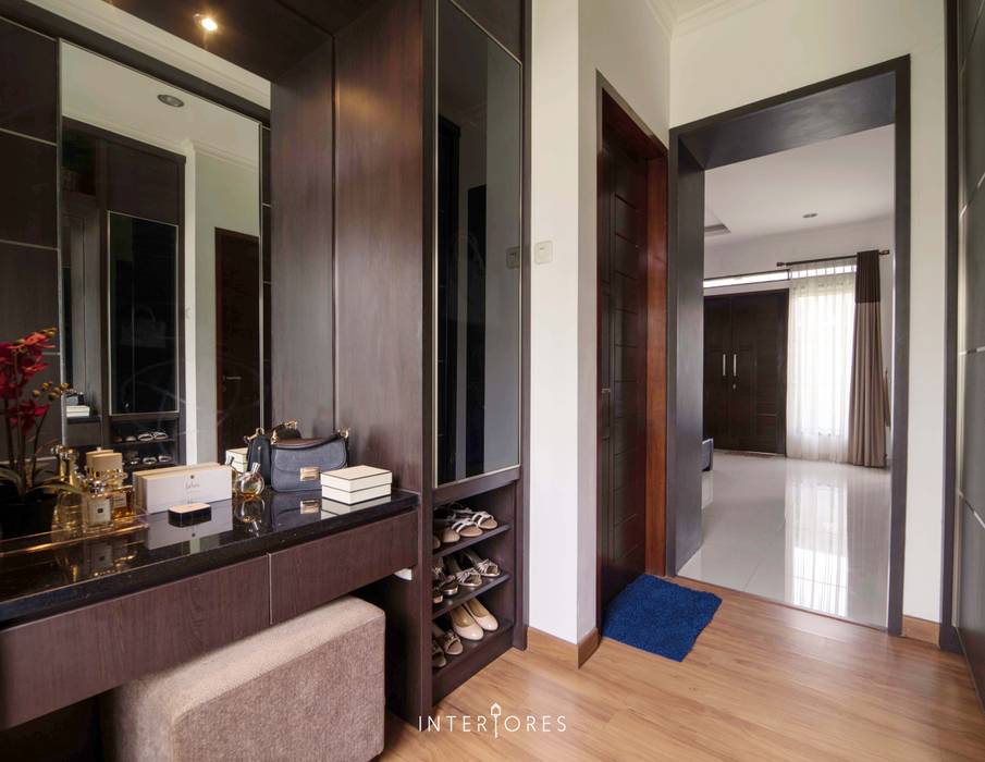 Walk-in Closet Kamar Utama INTERIORES - Interior Consultant & Build Ruang Ganti Modern