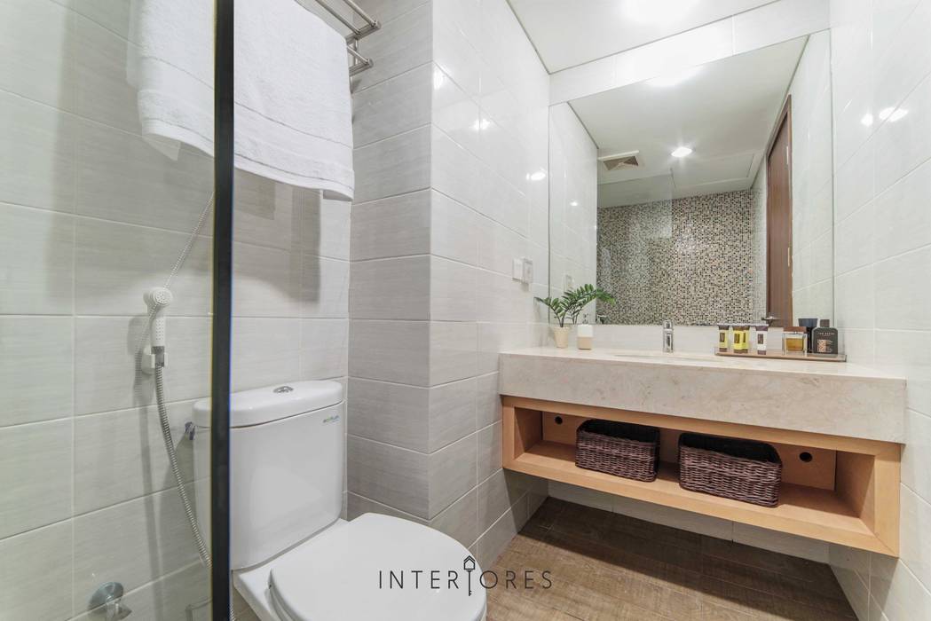 Kemang Village - Studio Apartment, INTERIORES - Interior Consultant & Build INTERIORES - Interior Consultant & Build Minimalist style bathroom Ceramic Wood effect