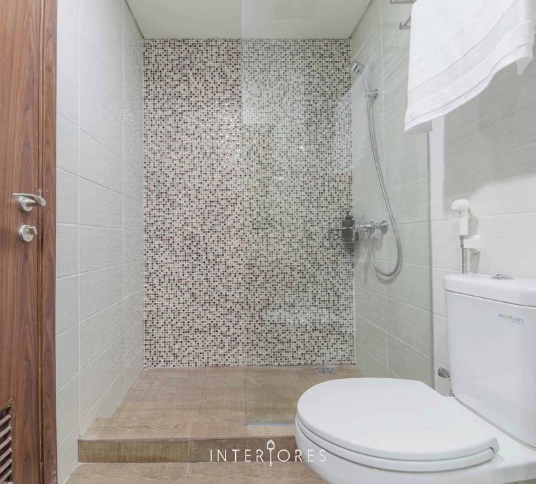 Shower Area INTERIORES - Interior Consultant & Build Kamar Mandi Minimalis Keramik Bathroom,Kamarmandi,Shower,Modern,Simple,Wood,Kayu,Mosaic