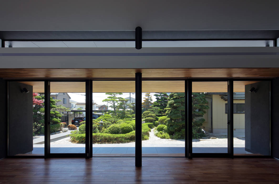 日本庭園とつながる内部空間 （株）建築デザイン研究所 カントリーデザインの リビング