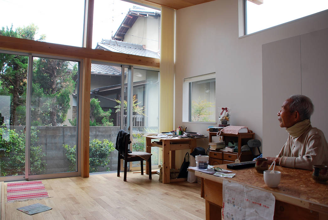 岡山の11坪の平屋, 丸菱建築計画事務所 MALUBISHI ARCHITECTS 丸菱建築計画事務所 MALUBISHI ARCHITECTS uPVC windows Wood Wood effect