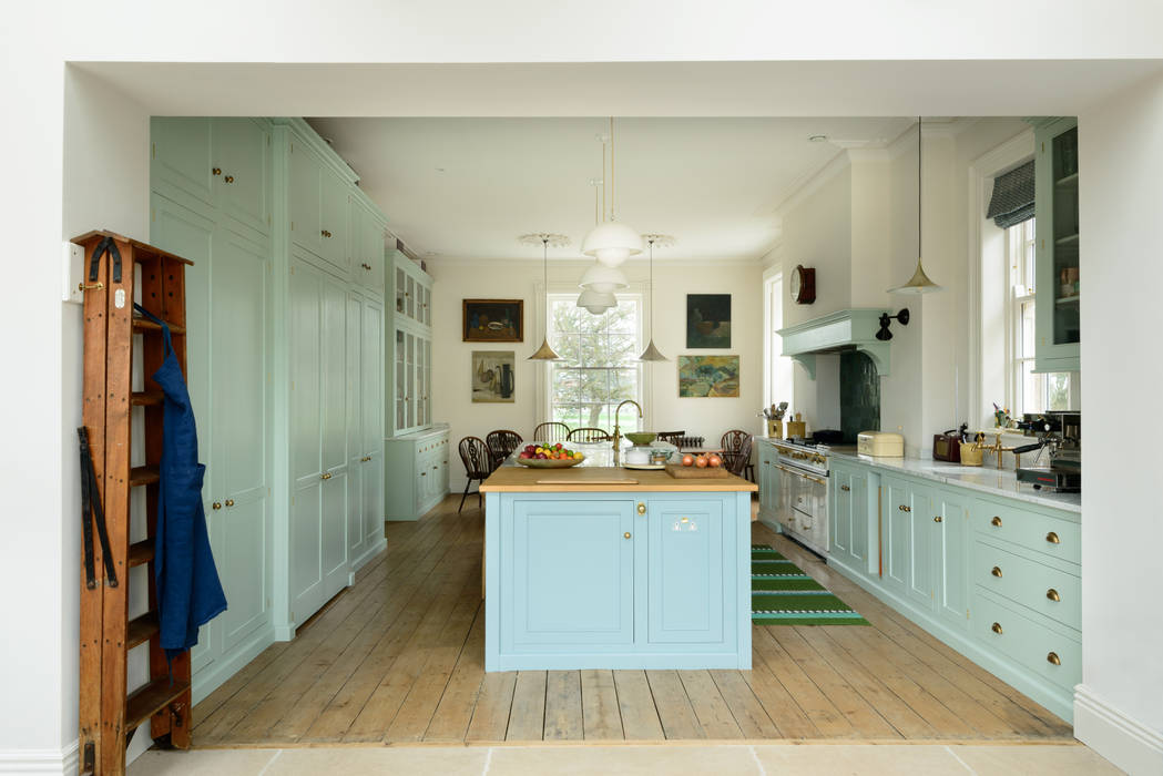 The York Townhouse Kitchen by deVOL deVOL Kitchens Kitchen Solid Wood Multicolored bespoke kitchens,storage,bespoke cupboards,integrated appliance,glazed storage