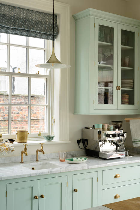 The York Townhouse Kitchen by deVOL deVOL Kitchens Kitchen Solid Wood Multicolored vintage,accessories,finishing touches,carrara marble,glazed storage,bespoke