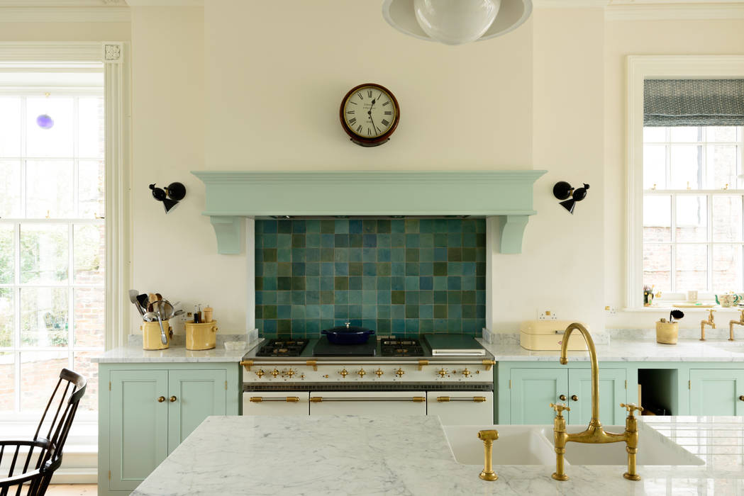 The York Townhouse Kitchen by deVOL deVOL Kitchens Classic style kitchen Solid Wood Multicolored