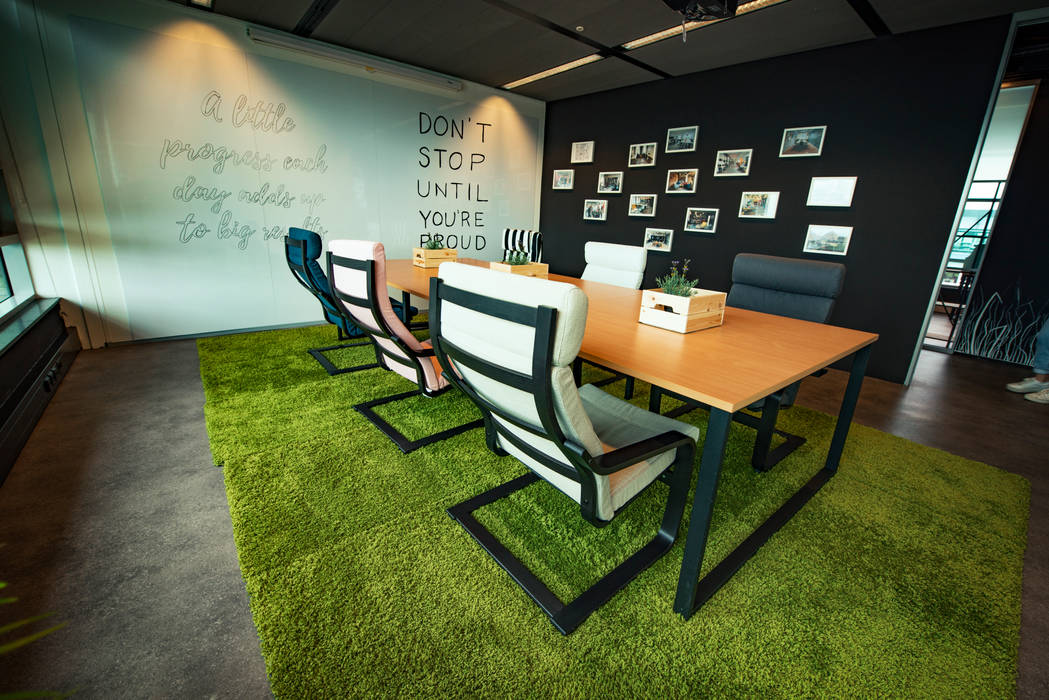 A modern co-working space in Amsterdam, Ivy's Design - Interior Designer aus Berlin Ivy's Design - Interior Designer aus Berlin Study/office Textile Amber/Gold Chairs