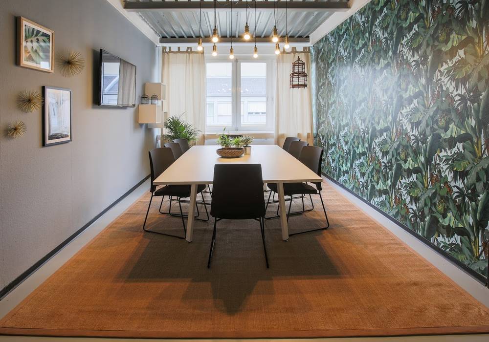 Meeting room - Welcome to the Jungle- jungle wallpaper Ivy's Design - Interior Designer aus Berlin Ausgefallene Arbeitszimmer Holz-Kunststoff-Verbund