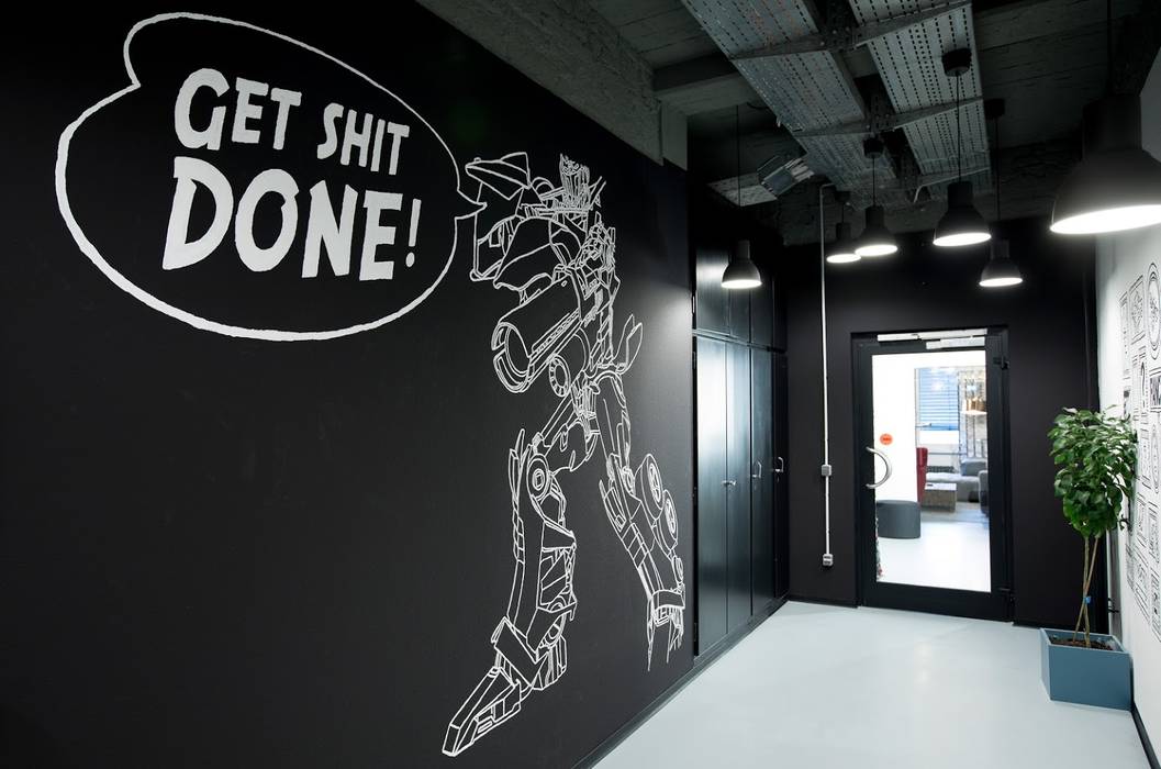 Black walls, white chalk graffiti Ivy's Design - Interior Designer aus Berlin Moderne Wände & Böden Beton