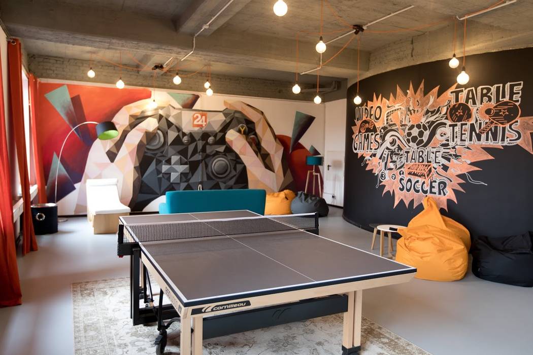 The table tennis and colorful wall art activity room Ivy's Design - Interior Designer aus Berlin Moderne Wände & Böden Beton