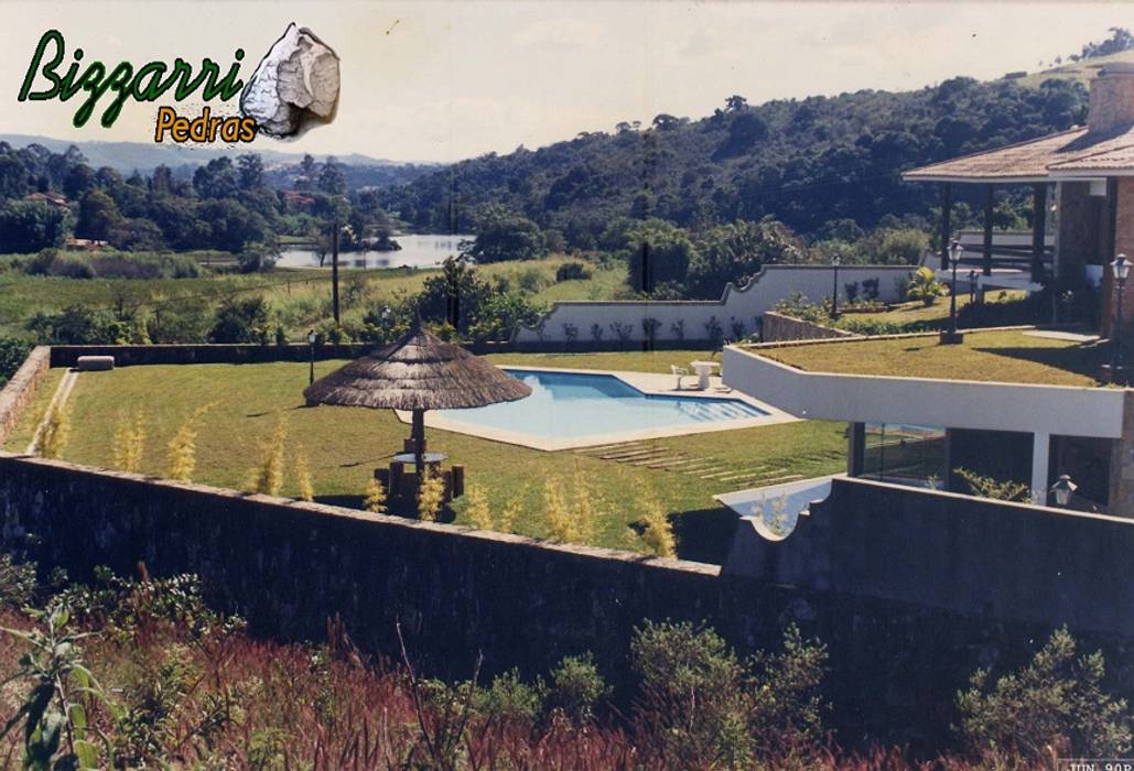 Muro De Contencao Para Area Plana Da Piscina Bizzarri Pedras Jardimcercas E Muros Homify