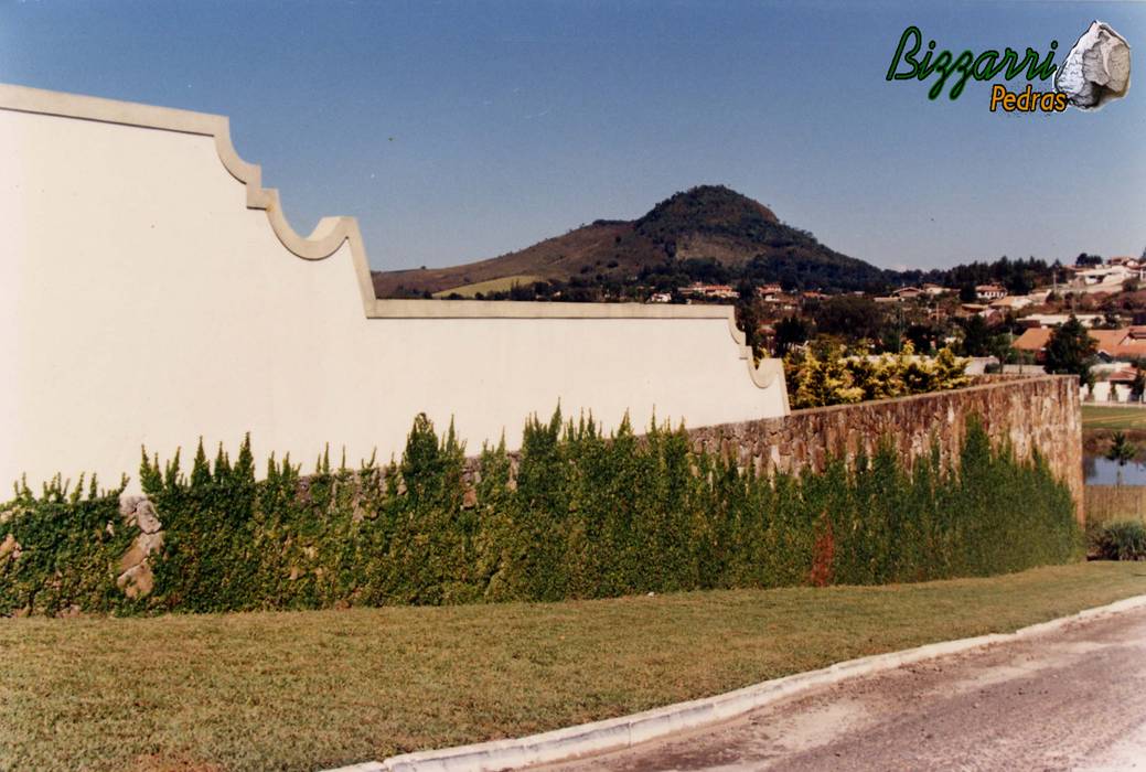Muro De Contencao Para Formar O Plato Da Piscina Bizzarri Pedras Jardimcercas E Muros Homify