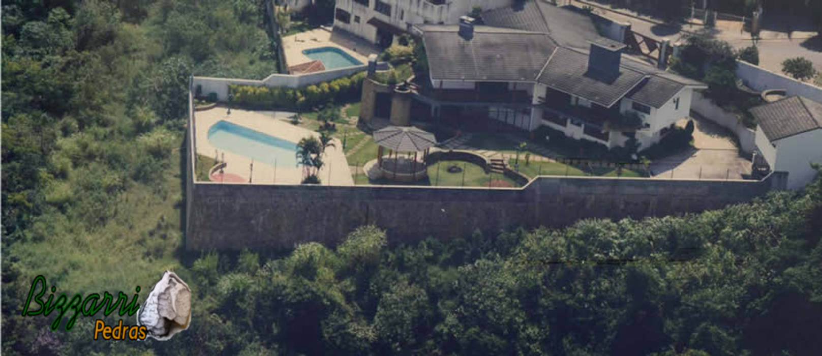 Muro De Contencao Para Segurar A Casa E A Piscina Bizzarri Pedras Jardimcercas E Muros Homify