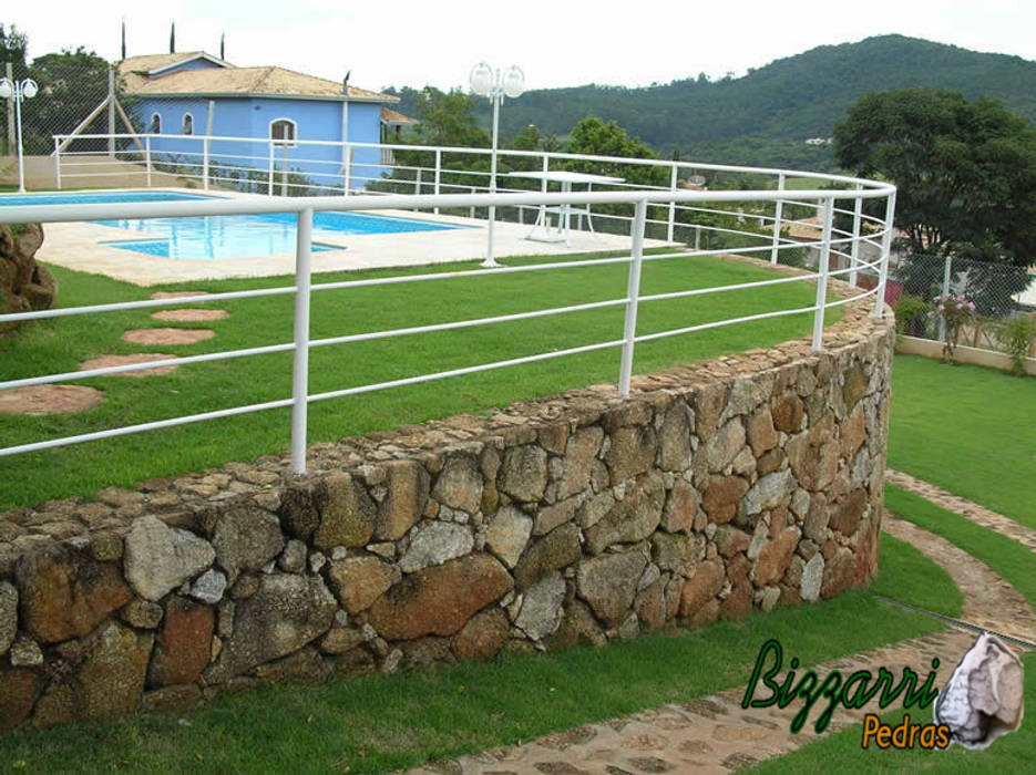 Muro De Contencao Para Formar O Plato Plano Da Piscina Bizzarri Pedras Jardimcercas E Muros Homify