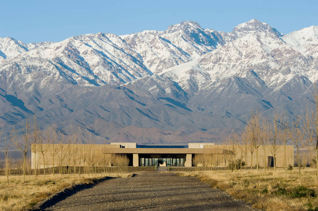 ESPACIO SALENTEIN: Bodega Salentein, Killka y Capilla de la Gratitud, Bórmida & Yanzón arquitectos Bórmida & Yanzón arquitectos مساحات تجارية صالات عرض