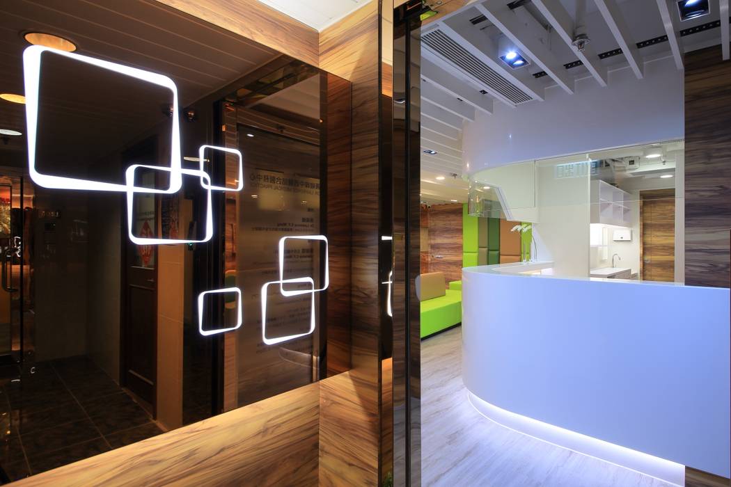 Entrance FINGO DESIGN & ASSOCIATES LTD. Commercial spaces Glass Clinics