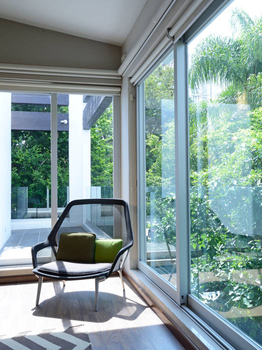 Área de lectura. Stuen Arquitectos Balcones y terrazas minimalistas Vidrio green,glass,grey,relaxing