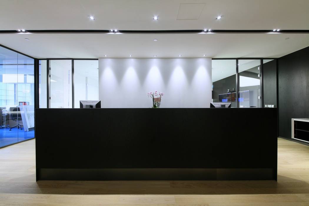 Reception Counter FINGO DESIGN & ASSOCIATES LTD. Commercial spaces Offices & stores