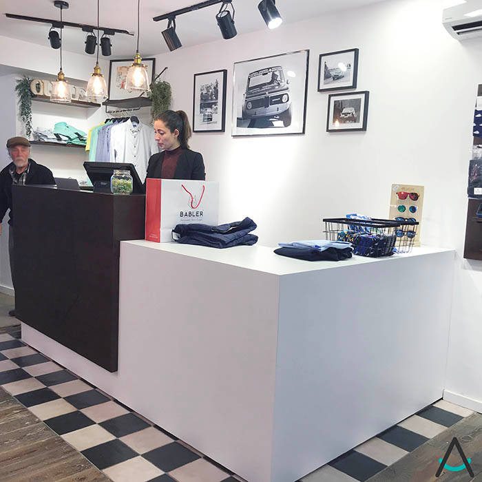 Bäbler - Menswear Sant Cugat Estudi Aura, decoradores y diseñadores de interiores en Barcelona Espacios comerciales Hierro/Acero moderno,mostradores,caja de ventas,madera maciza,madera lacada,logotipo,Espacios comerciales