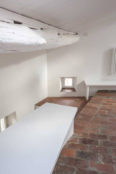 Recupero di un sottotetto a Suvereto (LI), mc2 architettura mc2 architettura Mediterranean style living room