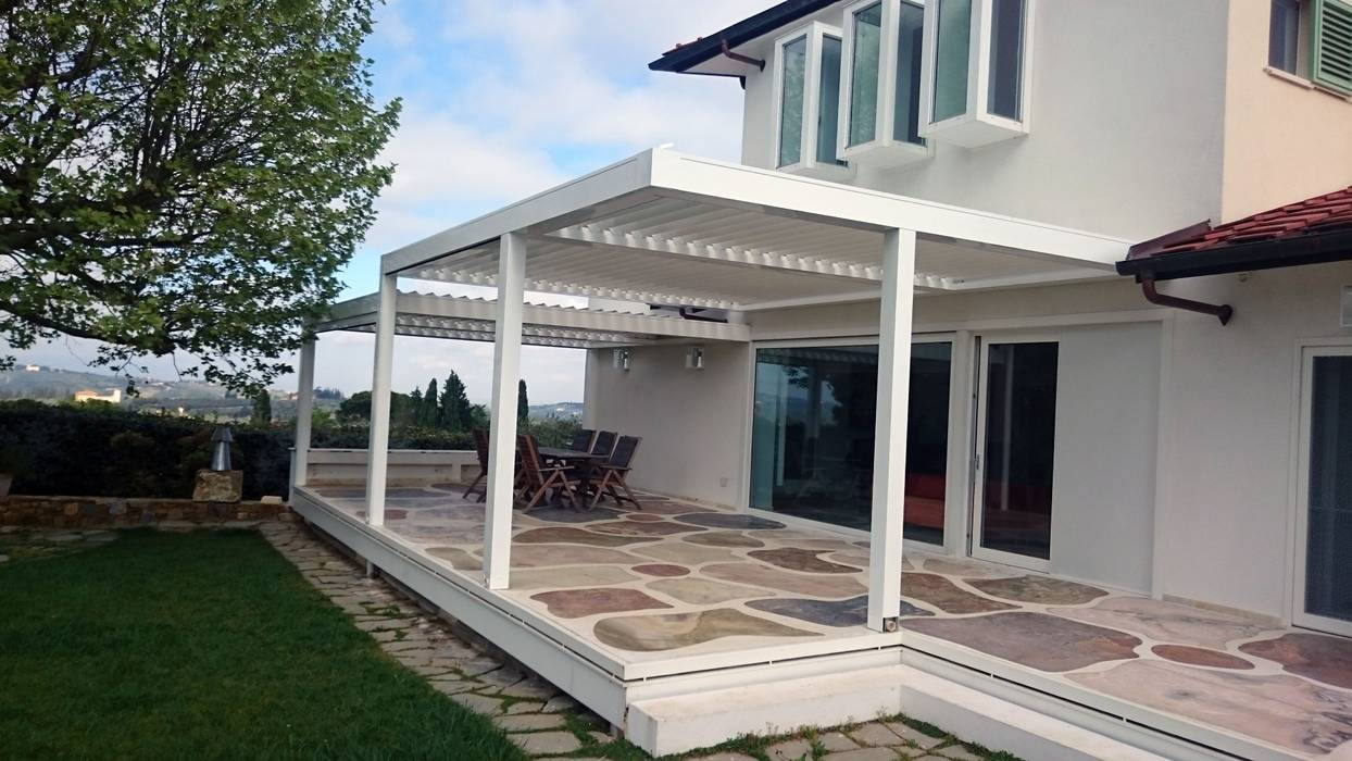 Pergola bioclimatica presso privato, Centro Arredotessile S.r.l. Centro Arredotessile S.r.l. Jardines de invierno de estilo minimalista Aluminio/Cinc